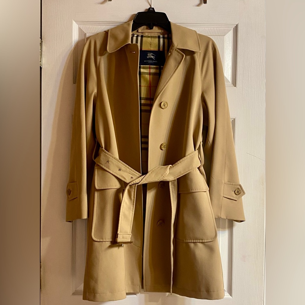 Beautiful Authentic Women’s Classic Burberry Trench